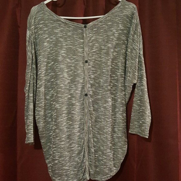 Long-sleeved shirt with back slit - Picture 2 of 5